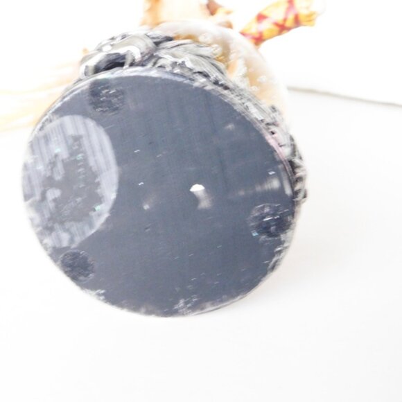 Seated brown faerie on crystal ball VGU - Picture 6 of 6